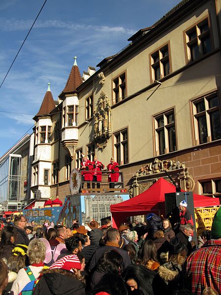 File:Fastnachtstreiben am Fastnachtssonntag vor dem Basler Hof in Freiburg.jpg