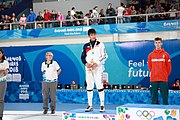 Deutsch: Fechten bei den Olympischen Jugend-Sommerspielen 2018: Tag 1, 7. Oktober 2018, Jungen, Säbel, Siegerehrung - Gold: Krisztián Rabb (HUN), Silber: Hyun Jun (KOR), Bronze: Mazen Elaraby (EGY); Medaillen überreicht durch IOC-Mitglied Britta Heidemann, Maskottchen überreicht durch FIE-Generalsekretär Emmanuel Katsiadakis English: Fencing at the 2018 Summer Youth Olympics at 7 October 2018 – Boys' sabre Medal ceremony – Gold: Krisztián Rabb (HUN), Silver: Hyun Jun (KOR), Bronze: Mazen Elaraby (EGY); Medal presenter: IOC member Britta Heidemann, Mascot presenter: FIE Secretary General Emmanuel Katsiadakis