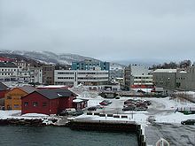 Finnsnes. Fv86 går i bakgrunnen og svingar i rundkøyringa til høgre.