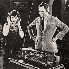 King Vidor und seine erste Ehefrau Florence hören eine Radioübertragung (Filmmagazin, 1922)