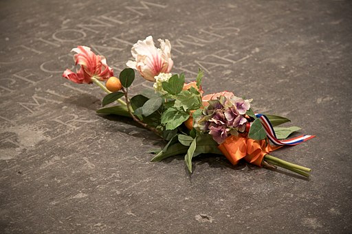 Flowers on the Dutch royal grave tomb (4260826950) (2)