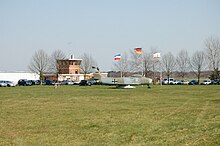 Der Flugplatz Uetersen mit Tower