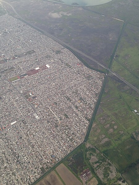 File:Flying over Mexico City, homes and roads.JPG