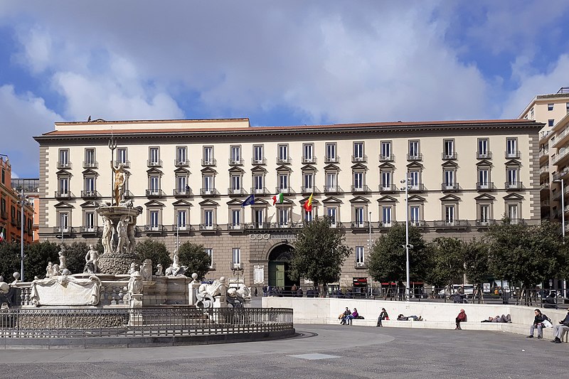 File:Fontana del Nettuno, Piazza Municipio, Naples 05 bis.jpg