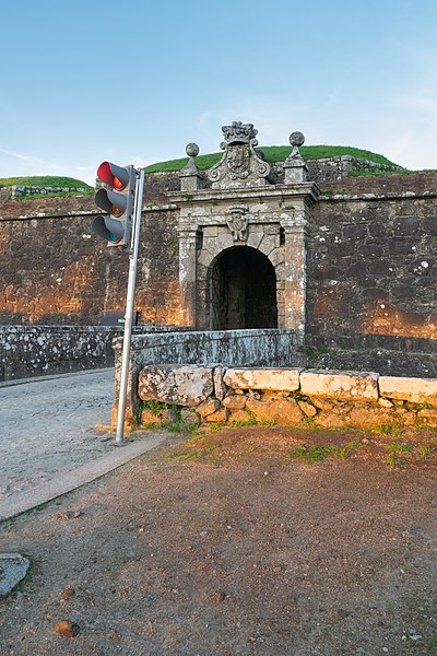 File:Fortificacoes da Praca de Valenca do Minho 01.jpg