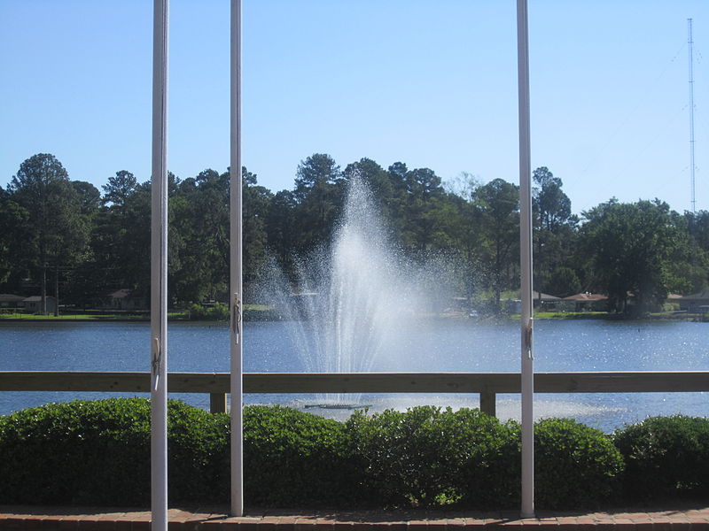 File:Fountain at Turner's Pond, Minden, LA IMG 2500.JPG