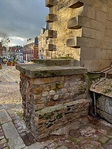 Photographie de la muraille du Bas-Empire romain en bas et du Moyen Âge à droite