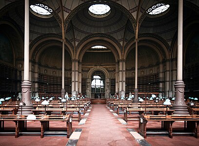 La sala di lettura della Bibliothèque nationale de France, sito Richelieu (1854–75), di Henri Labrouste con struttura in ferro e vetro che creano l'effetto di una cattedrale