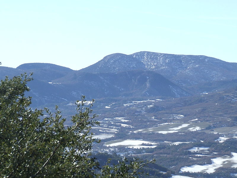 File:Gavet de la Conca. Sant Salvador de Toló. Serra del Cucuc i Montsec de Rúbies 1.JPG