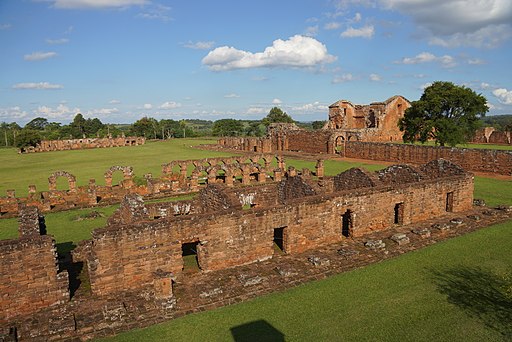 La Santísima Trinidad de Paraná: Blick auf Ruinen der Wohnhäuser (vorne), PLaza Mayor (hinten links) und die Kirchenruine (rechts hinten). (UNESCO-Welterbe in Paraguay)