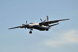 Genexin An-26 laskeutumassa Václav Havelin kansainväliselle lentoasemalle Prahaan