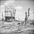 Alla fine della seconda guerra mondiale, nella Germania occupata dagli Alleati, una fotografia in bianco e nero di un gasometro distrutto dai bombardamenti, di cui rimane solo la carcassa.