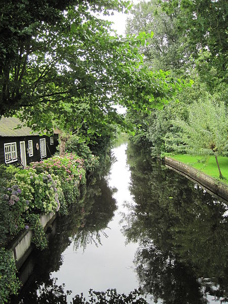 File:Giethoorn canal.jpg