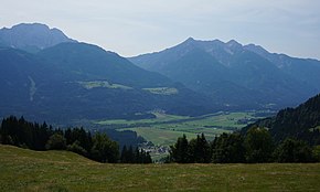 Gnoppnitz mit Blick ins Tal nach Greifenburg, Karnische Region, Kärnten.jpg