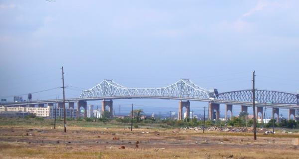 The original Goethals Bridge, seen from Staten Island in 2004