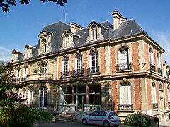 Hôtel de ville, 64 rue de Paris ; façade sud sur le parc.
