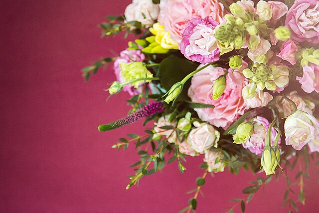 Bó hoa tuyệt đẹp: Những bông hoa tươi tắn tạo nên một bó hoa tuyệt đẹp làm say đắm trái tim của bạn. Bạn sẽ được chiêm ngưỡng vẻ đẹp tuyệt vời của từng cánh hoa được kết hợp một cách khéo léo để tạo ra sự hoàn hảo trong bó hoa này.