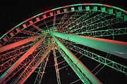 La grande roue illuminée pendant la nuit