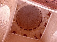 Vista interna da cúpula nervurada, chamada de cúpula do bahu, que fica na entrada da nave central.