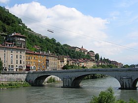 Sullo sfondo, il quartiere Saint-Laurent e le bolle della funivia