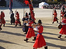 Korean military procession (daechwita) with Charonia tritonis conches (nagak) (2006) Gyeonbokgung-March-01.jpg