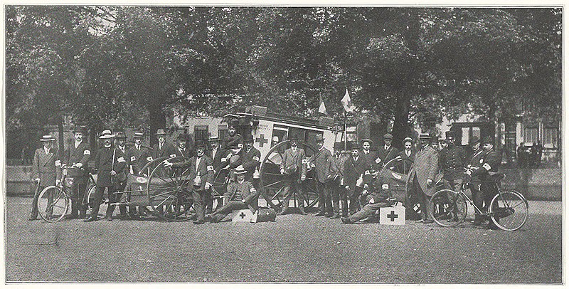 File:Haarlemsche Roode Kruis Transportcolonne met een ziekenkar, een verbandwagen en verder materieel tot vervoer van gewonden voor de Infanteriekazerne aan de Koudenhorn, Inventarisnummer NL-HlmNHA 09175.JPG