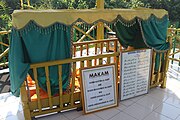 Banjar: Bagian dalam Kubah Habib Hasyim bin Muhammad in Ahmad bin Abdurrahman Al-Kaff di pinggir Sungai Awang-Sungai Martapura, Sungai Jingah, Banjarmasin, Kalimantan Salatan. Bahasa Indonesia: Bagian dalam Makam Habib Hasyim bin Muhammad in Ahmad bin Abdurrahman Al-Kaff di tepi Sungai Awang-Sungai Martapura, Sungai Jingah, Banjarmasin, Kalimantan Selatan. English: The inside of the Tomb of Habib Hasyim bin Muhammad bin Ahmad bin Abdurrahman Al-Kaff on the banks of the Awang River-Martapura River, Sungai Jingah, Banjarmasin, South Kalimantan.