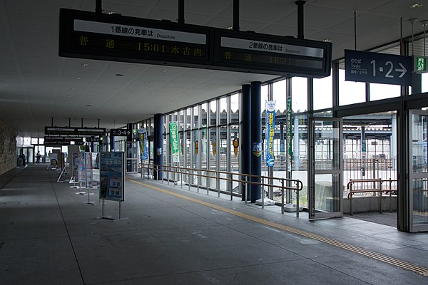 Passageway to tracks