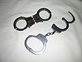 Hình thu nhỏ cho Tập tin:Handcuffs.JPG