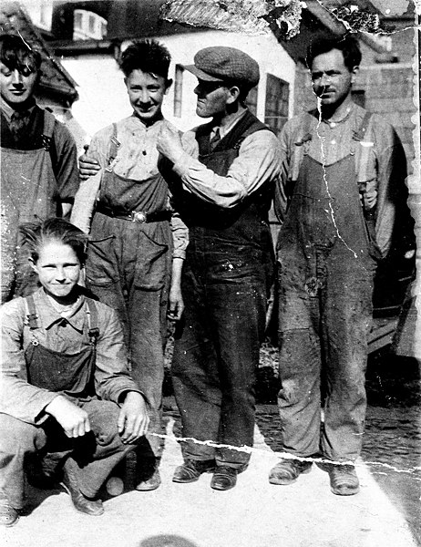 Hans Wegner (third from the left) at the age of 14 during an apprenticeship with H.F. Stahlberg