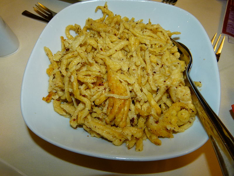 File:Haselnuss-Spätzle.JPG