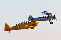展示飛行を行うイスラエル空軍のPT-13とT-6G（2013年）