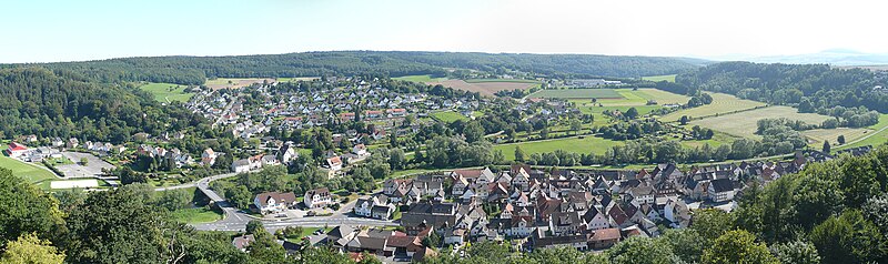 Panorama von der Krukenburg auf Helmarshausen und in das Diemeltal.