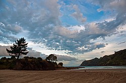 Hicks Bay, Új-Zéland keleti partvidéke, 13.  2010. december - Flickr - PhillipC (2) .jpg