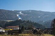 Deutsch: Im März 2014 ist die Talabfahrt von Hinterstoder bereits wegen Schneemangel gesperrt. English: In March 2014 the ski-slope to the valley station of the Hinterstoder ropeway is closed because lack of snow.