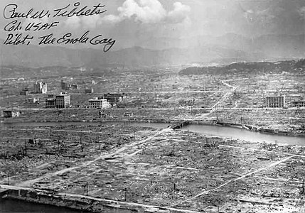 sequelas de Hiroshima.  Apesar de uma verdadeira tempestade de fogo se desenvolver, edifícios de concreto armado, como em Tóquio, permaneceram de pé de forma semelhante.  Assinado pelo piloto do Enola Gay, Paul W. Tibbets.