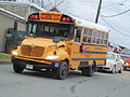 Školní autobus v USA, typická kapotová karoserie