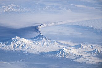 Le groupe volcanique du Klioutchevskoï vu depuis l'ISS. De gauche à droite : l'Ouchkovski, le Klioutchevskoï (en éruption), le Bezymianny, le Tolbatchik, le Zimina et l'Oudina.