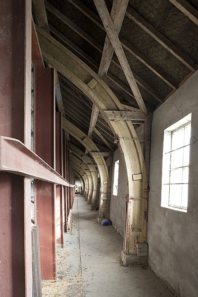 File:Interieur grote schuur, spanten en gevel met constructie ter versteviging van de muur - Termunten - 20418888 - RCE.jpg