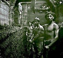 Photograph of Chilean salpeter miners. Interior de las faenas salitreras en Chile.jpg