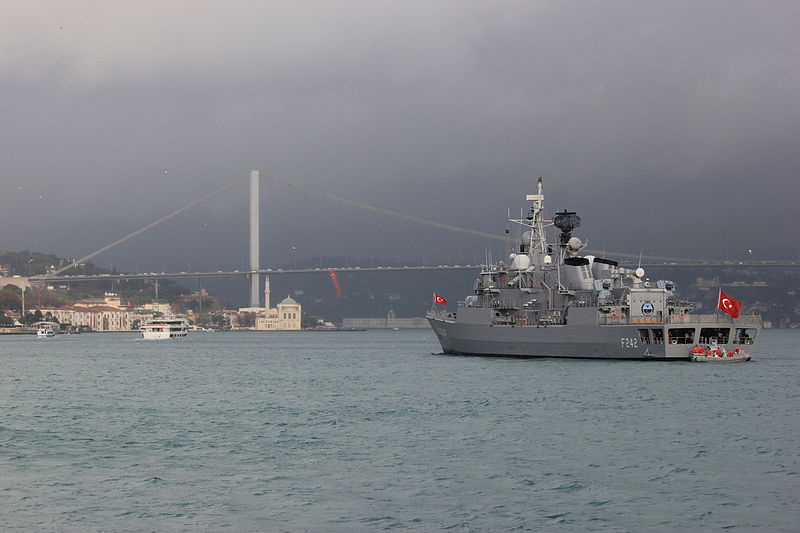 File:Istanbul Bosporus Kriegsschiff.JPG