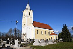 A római katolikus templom a temetővel