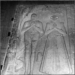 Lockhäll över ingången till Oxenstiernska gravkoret i form av reliefbilder av sandsten över Axel Oxenstiernas föräldrar.