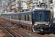 近郊形（223系）を使用するJR神戸線の快速電車