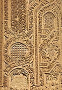Bandas ornamentales sobre el minarete de Jam, en las que se puede leer la Sura 19 del Corán