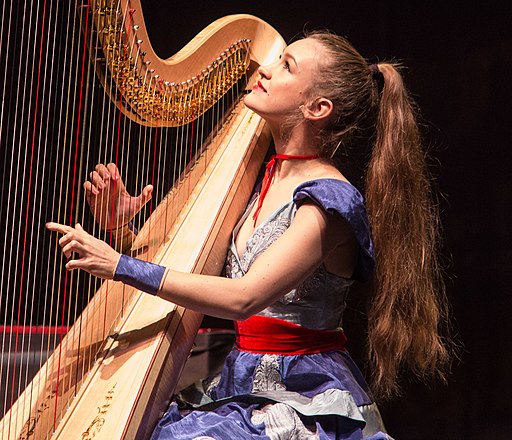 Joanna Newsom performs at the Orpheum Theatre (cropped)