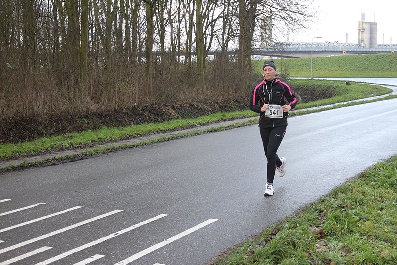 File:Joggende vrouw in Spijkenisse.JPG