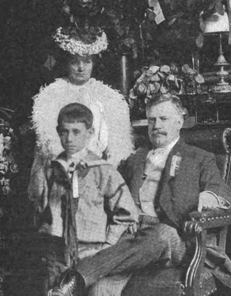 File:John Weaver and family 1905.png