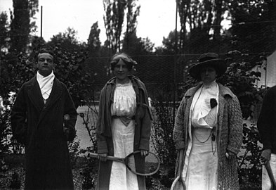 M. Micard, Marguerite Broquedis et Abeille Villard-Gallay en 1910.