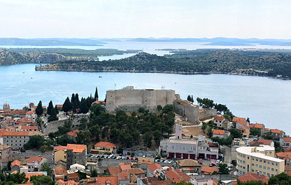 Pogled na tvrđavu svetog Mihovila s tvrđave Tanaja